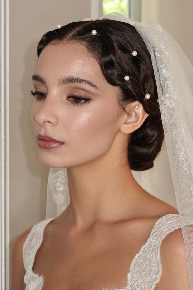 Bride in ivory with classic makeup
