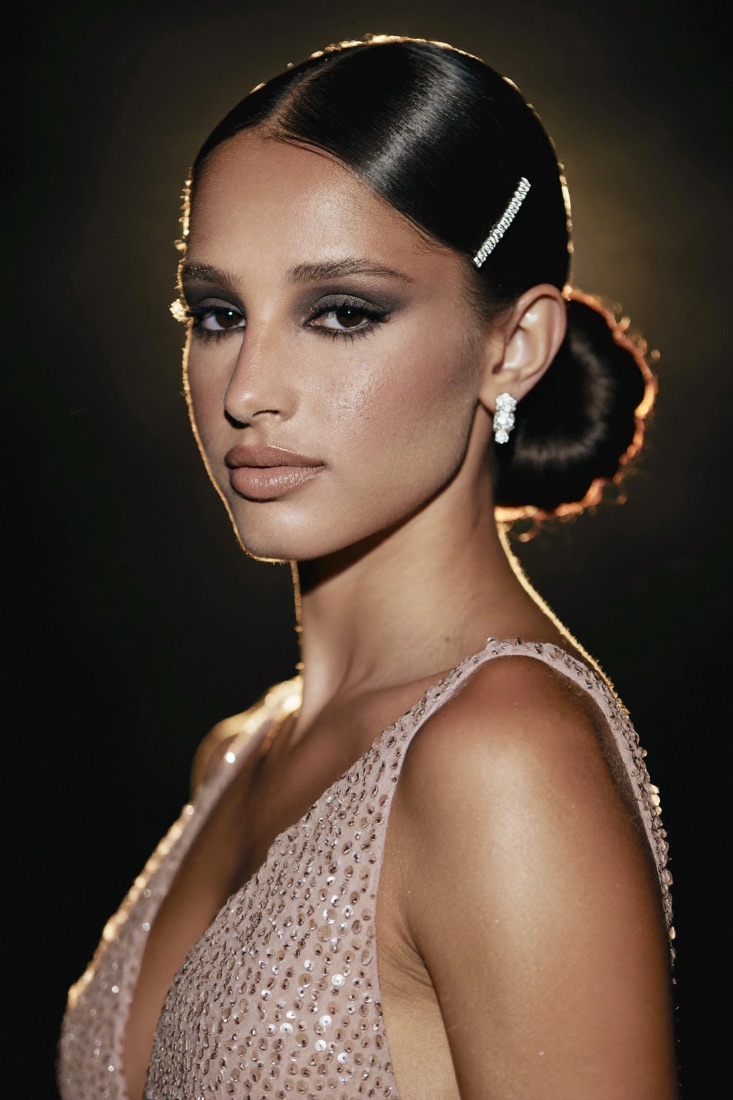 Bride with a smoky eye for the reception